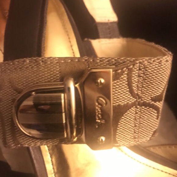 SOLD ON OFFERUP!! Signature Coach Shoes - Picture 2 of 6